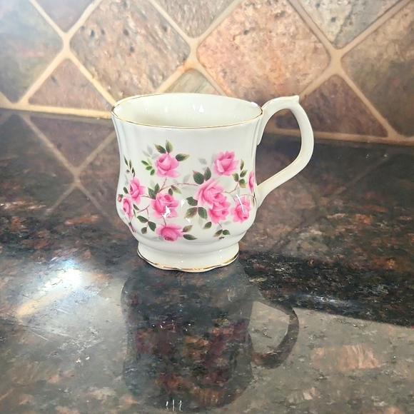 Royal Albert bone china England tea cup - Picture 1 of 3